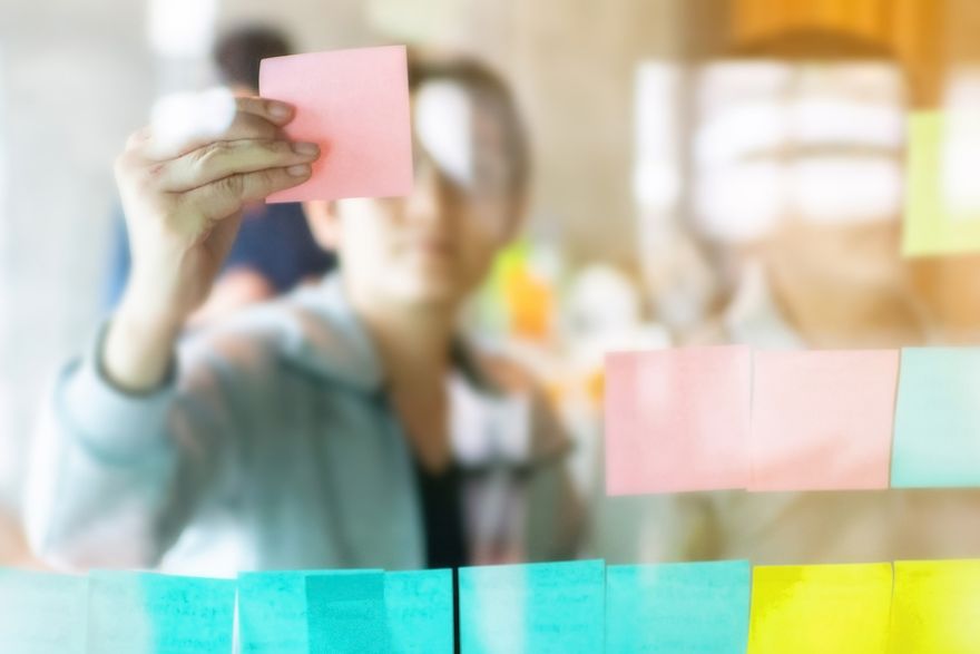 agile 101: woman holding a sticky note